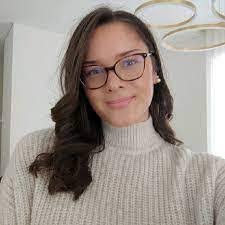 Laura Grine's Instagram, Twitter & Facebook