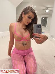 5 hot photos by Whoa Vicky (known as @woahvicky)