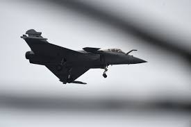 Le mur du son est un phénomène physique aérodynamique caractérisé par l'atteinte d'une vitesse au moins égale à celle de la vitesse du son dans l'air, soit 340 mètres par seconde, soit 1 224 km/h (dans l'air à 15 °c) ou mach 1, et provoquant une onde de choc sous forme de déflagration supersonique. Franchir Le Mur Du Son Qu Est Ce Que Ca Signifie