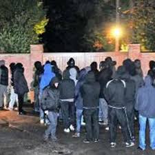 Wayne Rooney dials 999 as United mob protest outside his home - Manchester  Evening News