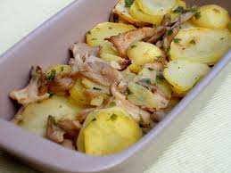 In una teglia da forno disponiamo le patate rosmarine la valle degli orti, i funghi precedentemente scolati dalla padella e poi aggiungiamo il composto di pangrattato che abbiamo preparato, un altro po' di pepe e inforniamo a 180° per 20/25. Patate E Funghi Pleurotus Al Forno Limone E Vaniglia Ricette Patate Ricette Vegetariane