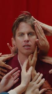 Ya recorrimos la energía de Torches🔥, la crítica introspectiva de  Supermodel📸, la psicodelia rebelde de Sacred Hearts Club♥️, y el universo  funk y cinematográfico de Paradise State of Mind🌈. Pero Foster the