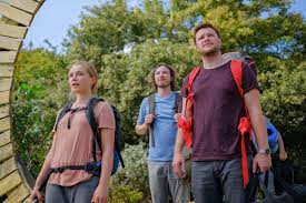 Midsommar is a 2019 folk horror film written and directed by ari aster and starring florence pugh, jack reynor, william jackson harper, vilhelm blomgren, ellora torchia, archie madekwe, and will poulter. Midsommar Kritik Der Hellste Und Bunteste Horrorfilm Aller Zeiten