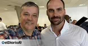 Una investigación muestra los vínculos entre un hijo de Bolsonaro y una  empresa que apoyó los actos golpistas de enero