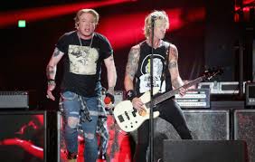 Axl rose (śpiew), slash (gitara prowadząca), izzy stradlin (gitara rytmiczna), duff mckagan (gitara basowa), steven adler (perkusja). Guns N Roses Dedicate Knockin On Heaven S Door To Kobe Bryant At Super Bowl Fest