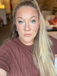 🤩Just gorgeous….right?!?! Here are the shades she used: 🌷Main Highlight:  Sandy 🌷Brightening Highlight: White Peach 🌷Contour: Olive 🌷Bronzer:  Bella 🌹Lip & Cheek: Sangria 🌹￼Illuminator: Glamazing Here 4-eyeshadow  look: 🎄Chai (all over) 🎄Graceland (