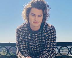 Chase stokes and madelyn cline in 'outer banks.' jackson lee davis/netflix for season 2, as soon as we get to work, we'll support each other, the maryland native told v man. Chase Stokes 16 Facts You Never Knew About The Outer Banks Actor Popbuzz