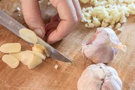 Panaskan periuk dan tumis bawang besar dan bawang putih sehingga lembut. 10 Bahan Untuk Hilangkan Bau Bawang Putih Di Tangan Halaman All Kompas Com