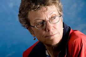 Kıkırdayan Ve Merceğe Bakan Neşeli Kıdemli Bayan Fotoğraf Ve Ücretsiz  İndirmek İçin Resim