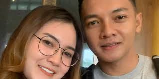 Untuk undangan yang bertuliskan holy martymony of nella kharisma dan dory harsa. Nella Kharisma Dan Dory Harsa Kerap Mesra Di Dunia Maya Ada Apa Merdeka Com