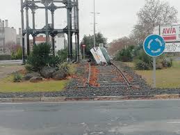 Maybe you would like to learn more about one of these? Ciudad Real Un Coche Acaba Tragado Por Las Vias De La Rotonda Del Deposito De Agua Miciudadreal Es Diario Digital Ciudadano De La Provincia De Ciudad Real