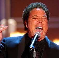 ⌛️my #1 album 'surrounded by time' is out now ⌛️ tomjones.lnk.to/surroundedbytime. Leute Tom Jones War Zu Beruhmt Fur James Bond Welt