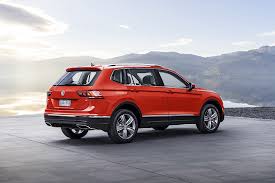 Asistentul opţional park assist monitorizează ambele margini ale drumului din mers. Volkswagen Tiguan Allspace Specs Photos 2017 2018 2019 2020 Autoevolution