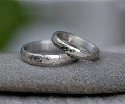 Platinum Wedding Band With Hammered Effect Platinum Wedding Ring 3mm Wide Or 4mm Wide Rustic Wedding Band Made To Order Anillos De Boda Hechos A Mano Anillos Para Hombres Juegos De
