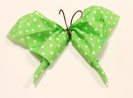 Vous pouvez utiliser aussi bien une serviette en papier, comme une serviette en tissu! Tuto Pliage De Serviette Papillon Pour L Ete Mesa Bella Blog