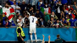 Gioco a calcio nella juventus e nella nazionale italiana. Em Italien Juventus Giorgio Chiellini Verfolgt Traum Kicker