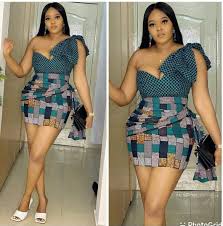 On considère généralement qu'il existe deux phases dans son histoire : Les Robes Classes Super Modele En Pagne Facebook