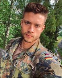 Der mann wurde mit 17 jahren mobilisiert und an die ostfront geschickt, vier mal schwer verletzt, kriegsinvalide. Bundeswehr