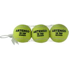 Tennis balls are fluorescent yellow in organised competitions, but in recreational play can be virtually any color. Tennisballe Marken Dunlop Wilson Artengo Decathlon