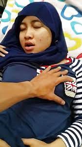 Baju kurung is a traditional malay costume which loosely translated as enclosed dress. Gadis Baju Belang Kena Jolok 4 Pics Xhamster
