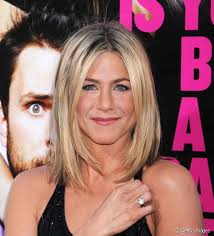 Carre Lisse Et Degrade Pour Jennifer Aniston Cheveux Mi Longs Degrades Lisses Coupe De Cheveux Cheveux Mi Long