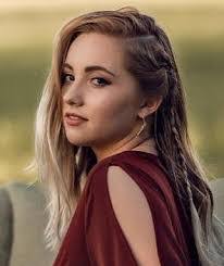 Emma Souza's Instagram, Twitter & Facebook