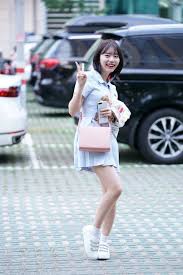 2012년 큰 화제를 불러 모은 영화 《은교》에서 뛰어난 연기로 이목을 집중시켰고, 그 해 대종상과 청룡영화상 등 다수의 신인여우상을 휩쓸며 명성을 얻었다. ì²­ìˆœë¯¸ ë¿œë¿œ í…Œë‹ˆìŠ¤ ìŠ¤ì»¤íŠ¸ ê¹€ì†Œí˜œ