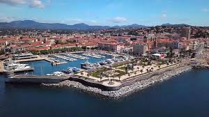 It is located only a few hundred meters from the beach. Saint Raphael Tourisme