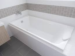 Salve, avrei bisogno di cambiare o ristrutturare la vasca da bagno mantenendo intatte le piastre di travertino sovrastanti e possibilmente mantenendo anche le piastrelle. Ristrutturazione Bagno Urso Varese