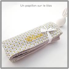 Ersonnalisation Des Serviettes De Table En Coton Doublees De Nid D Abeille Gris Matieres Et Tissus Ont Ete Choisis E Serviette De Table Lilas Abeille