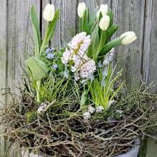 Entdecken sie auf galeria.de bezaubernde osterdeko für ihr zuhause, vom türkranz zu ostern über dekoideen für den garten bis hin zum tischläufer für den osterbrunch mit der familie! Osterdeko Im Garten Kreative Ideen Fur Draussen Living At Home