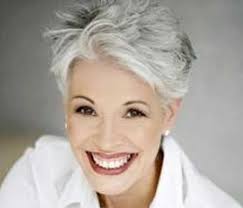 Hairstyles and haircuts for older women do not blindly follow hair trends, but are inspired by the best trends. Must See 25 Bilder Von Haarschnitte Grau Short Grey Hair Short Hair Styles Beautiful Gray Hair