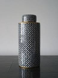 ジャポニズムスタイルのティージャー フランス人アーティストの fabienne jouvin は 古い中国の刺繍文化と技術から影響を受けデザインを始めました 落ち着いた藍色のジャーはオブジェや花瓶としてもおすすめ ニューヨークスタイルのインテリアショップideot