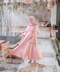 Outfit muslimah fashion selebgram dwihandaanda selalu terlihat simple tetapi elegan.ide outfitnya menjadi inspirasi bagi para followers di akun instagramnya. 10 Rekomendasi Pakaian Terbaik Untuk Tampilan Ootd Ala Selebgram 2019