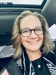 Lori Homer's Instagram, Twitter & Facebook