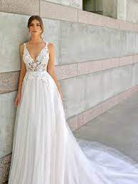 Entweder sie wählen einen umwerfenden look ganz in weiß oder sie setzen bewusst kontraste mit einer akzentfarbe wie rot oder lila. Fliessendes Brautkleid Mit 3d Spitze Pretty You