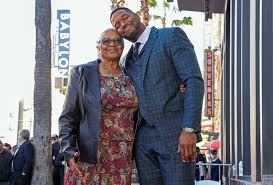 Michael Strahan receives Hollywood Walk of Fame star with mom by his side -  ABC News