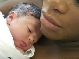 It is an oversize racquet, 104 sq inches which gives a larger sweet. Serena Williams Verrat Baby Namen Tochter Ist Ganz Der Vater