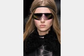 Tous petits prix sur les lunettes, lunettes de soleil et lentilles. Les Lunettes De Soleil Masque Du Defile Versace