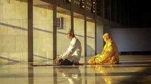 Bacaan tahiyat awal dan bacaan tahiyat akhir tentunya wajib diketahui oleh setiap muslim. Bacaan Tasyahud Awal Dan Akhir Sesuai Tuntunan Rasulullah