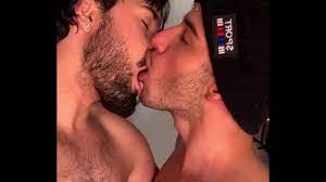 HANDSOME GUYS KISSING - Vincent and Vitor - XVIDEOS.COM