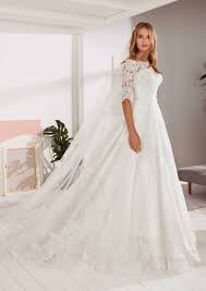 Das hochzeitskleid präsentiert sich in zarter spitze und schmaler passform. Brautmode White One Brautkleid Ossa Anna Moda