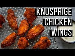 Der Fingerfood Klassiker Aus Den Usa Macht Sich Auch Bei Uns Prima Das Rezept Fur Die Scharfen Wings Und Die Einmalige Rezepte Knusprige Hahnchenflugel Essen