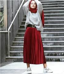 Model gamis batik kombinasi satin. Tampil Lebih Percaya Diri Coba 6 Inspirasi Padu Padan Bawahan Warna Merah Ini