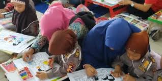 Mewarnai adalah aktivitas yang sangat seru dan juga menyenangkan untuk anak anak usia dini. Lomba Mewarnai Gambar Ibu Dan Anak Media Center Isen Mulang Palangka Raya