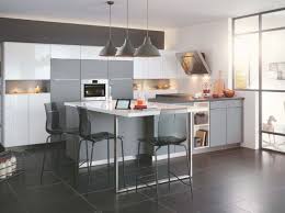 On Joue La Carte Du Chic Et De L Intemporel Avec La Cuisine Grise Elle Decoration Amenagement Cuisine Cuisines Design Idee De Decoration