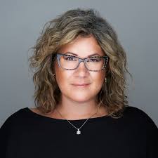 Tara Ewing's Instagram, Twitter & Facebook