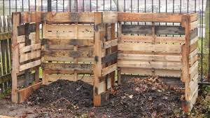 Komposter Selber Bauen Anleitung In Einfachen Schritten Archzine Net Paletten Komposter Palettengarten Und Kompost