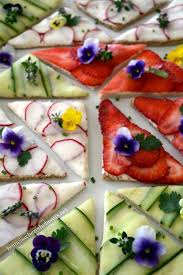 Trabajamos con floristerías de todo el mundo y con floraqueen es fácil y rápido enviar flores de cumpleaños a ciudades y pueblos de más. Sandwiches Con Frutas Recetas Con Flores Comestibles Chic Merienda Tea Party London Www Piens Fiestas De Te Ingles Decoraciones De Comida Flores Comestibles