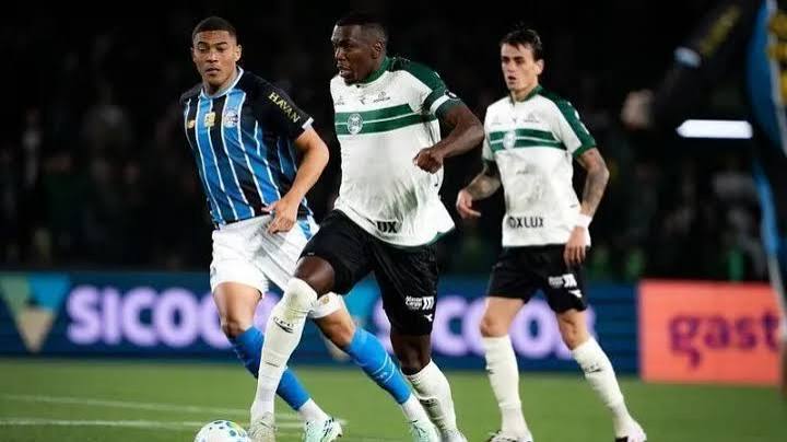 Gr&ecirc;mio vence o Coritiba no fim e respira na luta contra o rebaixamento
